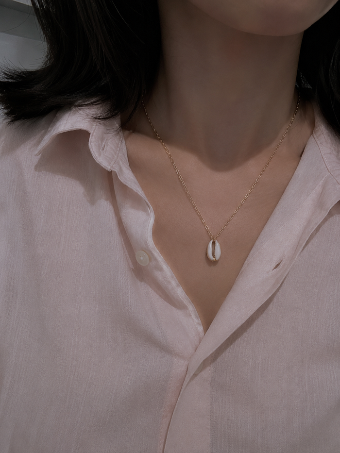 Dainty Gold Cowrie Shell Pendant Necklace